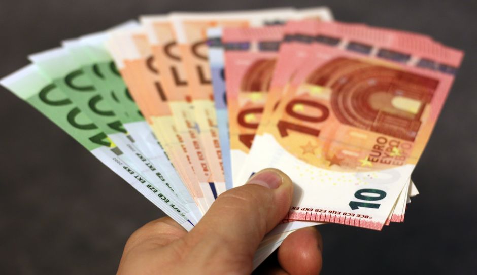 Condanna a Riccione: Aggressione per Debito Conteso, Nove Mesi a Due Imputati