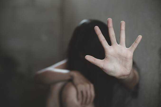 Rimini, Abusi Decennali: Madre a Processo, Figlia Maggiore Incolpata del Tentato Suicidio della Sorella