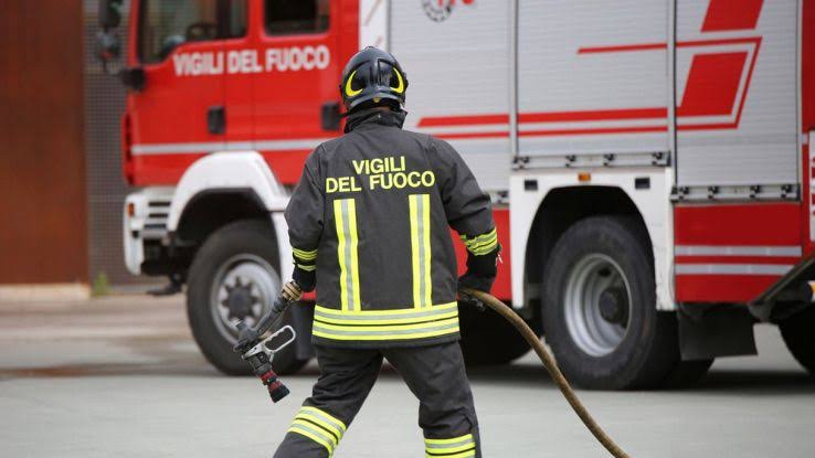 Emergenza a Riccione: Boutique in Fiamme, Cinque Persone Soccorse per Intossicazione