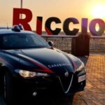 Riccione, rapina con lama ai giardini: arrestato 29enne dopo colluttazione con i Carabinieri