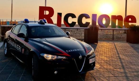 Riccione, rapina con lama ai giardini: arrestato 29enne dopo colluttazione con i Carabinieri