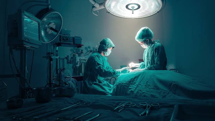 Addome rovinato dopo il bisturi: il Tribunale di Rimini condanna il medico