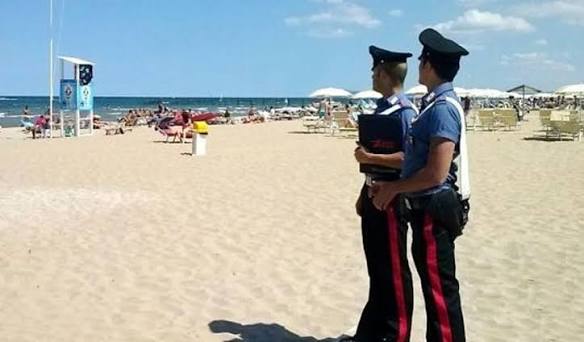 Malori in spiaggia a Miramare: due quindicenni intossicati da stupefacenti