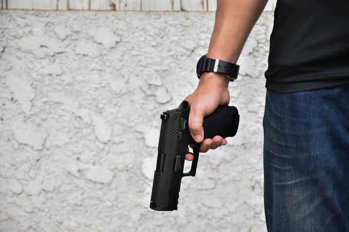 Rimini, crea il panico armato di una pistola finta: denunciato 38enne