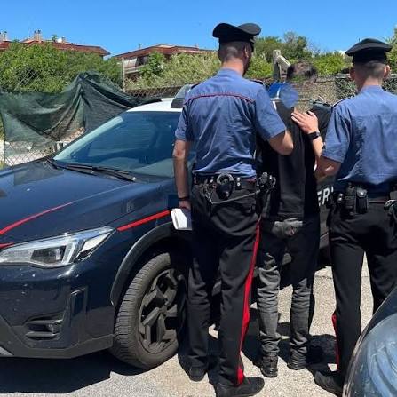 Riccione, raffica di reati: 18enne finisce in manette dopo aggressione e furti