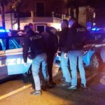 Notte di follia a Miramare: 40enne irrompe in casa di un conoscente e impugna un coltello