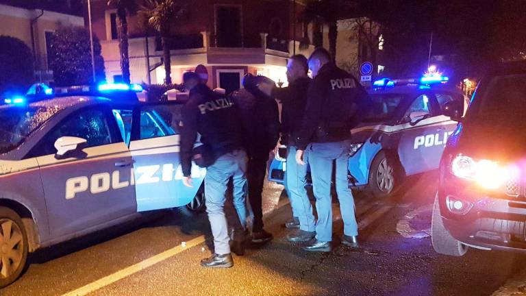 Notte di follia a Miramare: 40enne irrompe in casa di un conoscente e impugna un coltello
