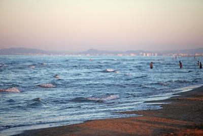Rimini: Fuga in mare di spacciatore termina con arresto sulla spiaggia