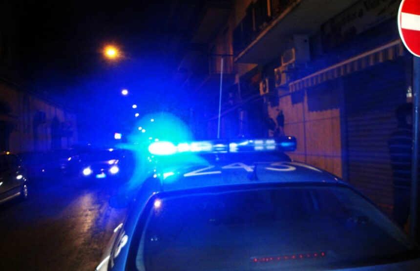 Rimini, nottata di follia finisce in manette: giovane lancia hashish e aggredisce i carabinieri