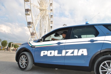 Rimini, violenta rapina in spiaggia: minore finisce in manette