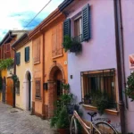 Caos in Borgo San Giuliano: utilitaria travolge pedoni e auto in sosta