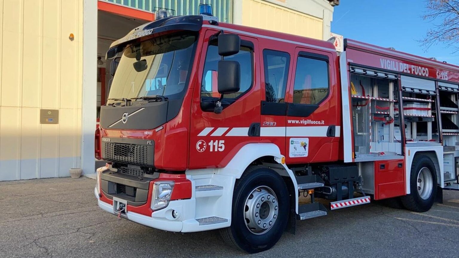 Rimini, albero si abbatte al suolo: nessuna conseguenza per i passanti