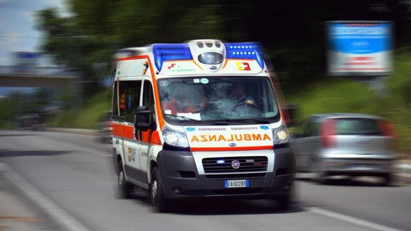 Schianto contro un furgone davanti al nosocomio: grave minorenne su uno scooter