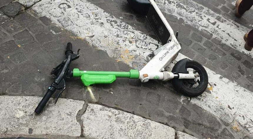 Dramma sul lungomare, giovane finisce contro due pali in monopattino: è grave