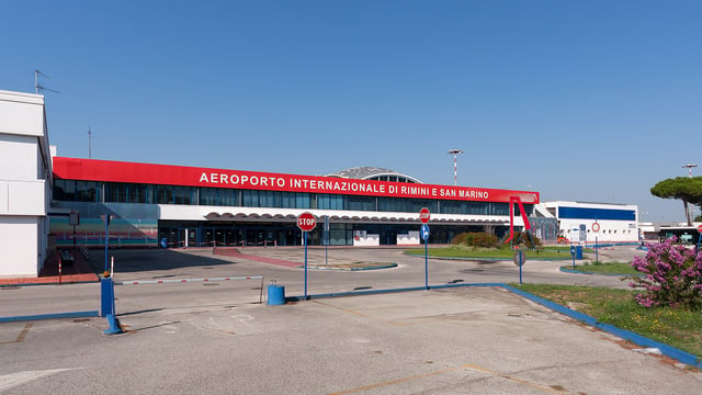 Aeroporto Fellini, luglio da record: volano i passeggeri e il network internazionale