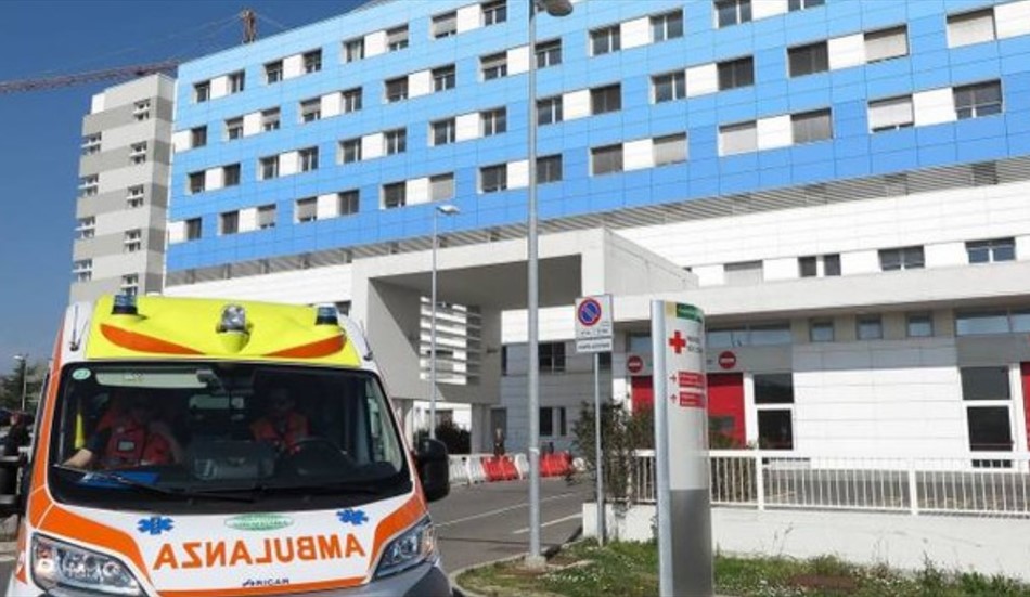 Follia al pronto soccorso: 23enne si scaglia contro i vigili e tenta la fuga dopo un incidente
