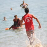 Riccione, malore in acqua: salvata 60enne grazie all’intervento dei bagnini
