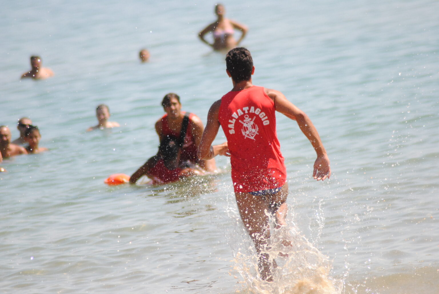 Riccione, malore in acqua: salvata 60enne grazie all’intervento dei bagnini