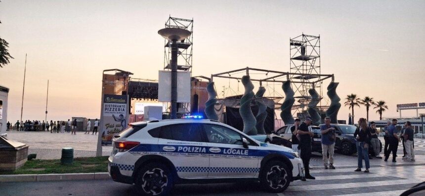Notte di follia a Riccione: 31enne semina il panico tra auto e bus