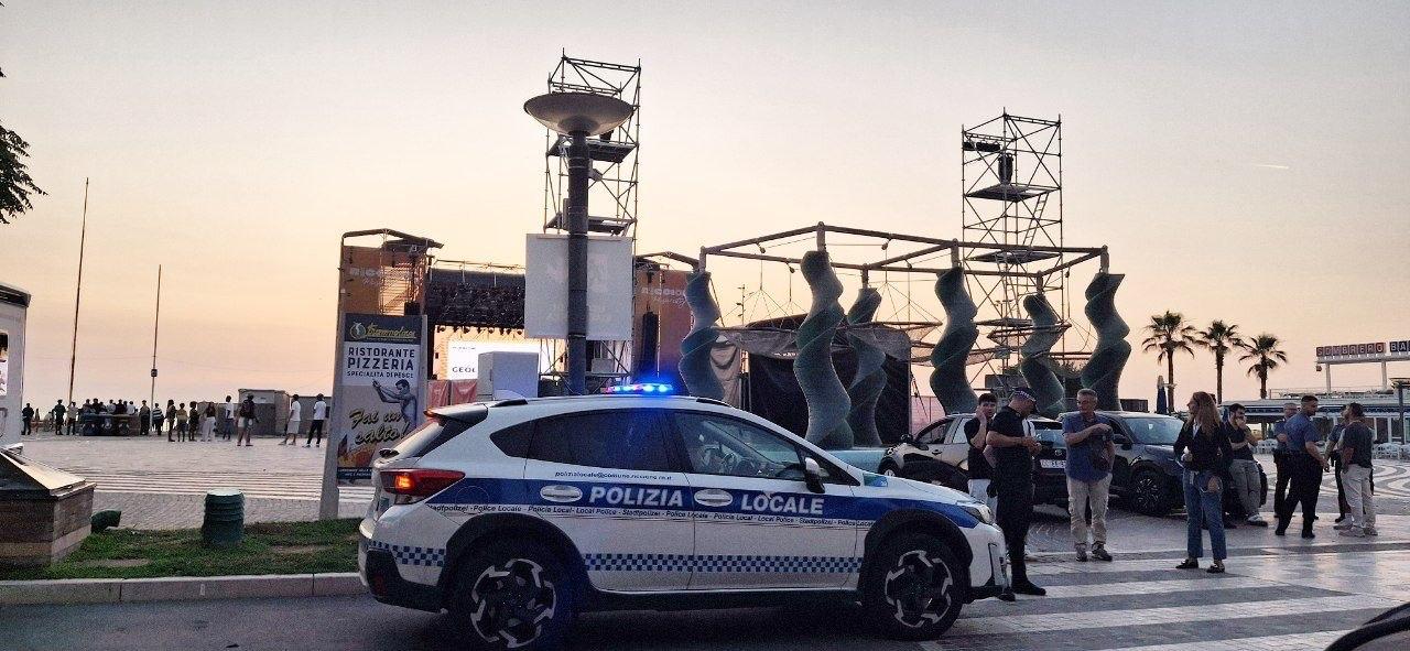 Notte di follia a Riccione: 31enne semina il panico tra auto e bus