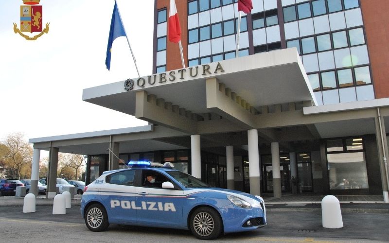 Rimini, violenza fuori dalla Questura: poliziotto ferito da un 26enne