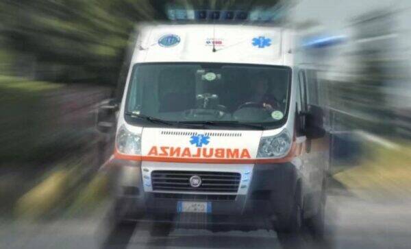 Incidente sulla Statale 9: finiscono nel fosso dopo un tamponamento