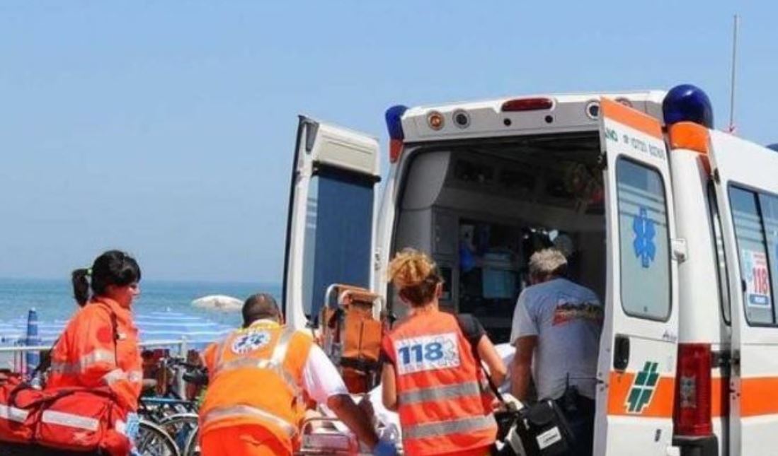 Tragedia in riva al mare: turista ottantenne stroncato da un malore