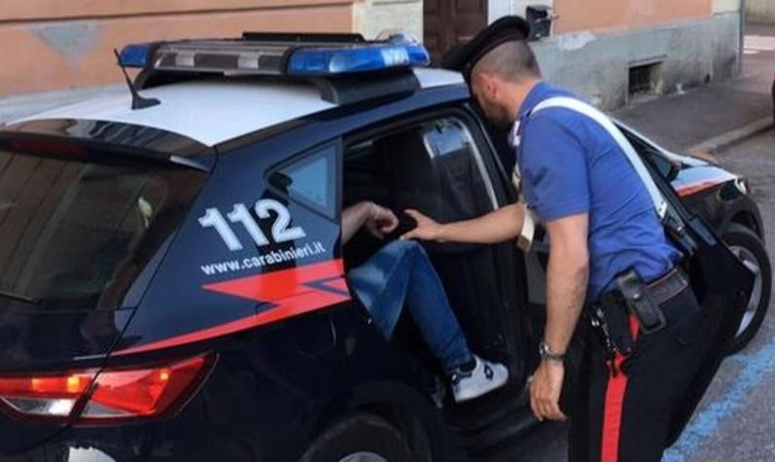Cattolica, tenta di affogare la moglie in porto: arrestato 45enne in fuga