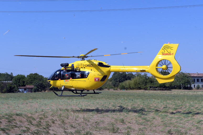 Pedone falciato da un’auto in via Chiabrera: volo d’urgenza al Bufalini