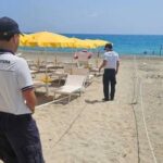 Rimini, tenta il colpo in spiaggia e aggredisce il turista: bloccato dai Carabinieri