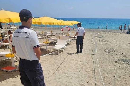 Rimini, tenta il colpo in spiaggia e aggredisce il turista: bloccato dai Carabinieri
