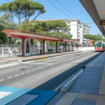 Metromare, stangata su passeggeri e intrusi: scatta la prima multa per monopattino sui binari