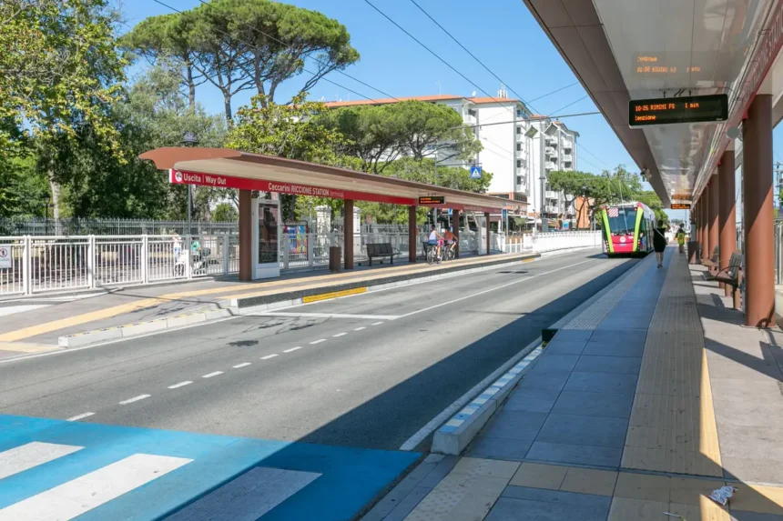Metromare, stangata su passeggeri e intrusi: scatta la prima multa per monopattino sui binari