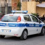 Colpisce una commessa per rubare un profumo: arrestato pregiudicato in fuga verso lo scalo ferroviario