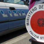 Dichiara 31 anni anziché 45: il trucco dei documenti falsi non inganna la Polizia Stradale
