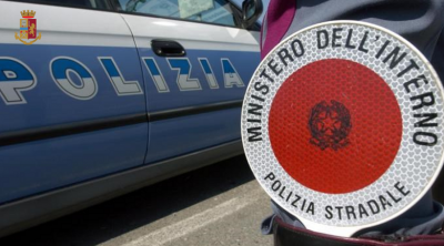 Dichiara 31 anni anziché 45: il trucco dei documenti falsi non inganna la Polizia Stradale