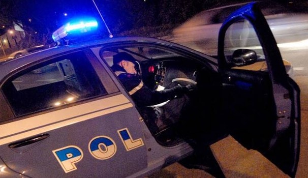 Caccia al corriere fantasma: abbandona il furgone dopo un incidente