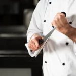 Violenza tra i fornelli a Viserba: coltellata contro il collega
