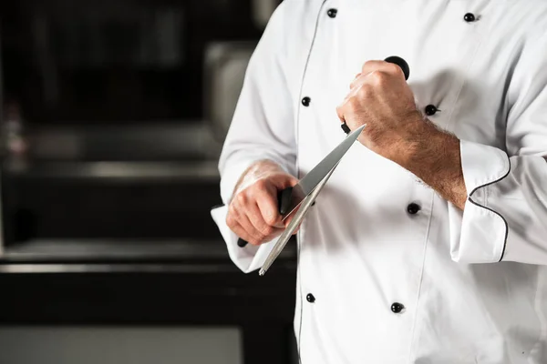 Violenza tra i fornelli a Viserba: coltellata contro il collega