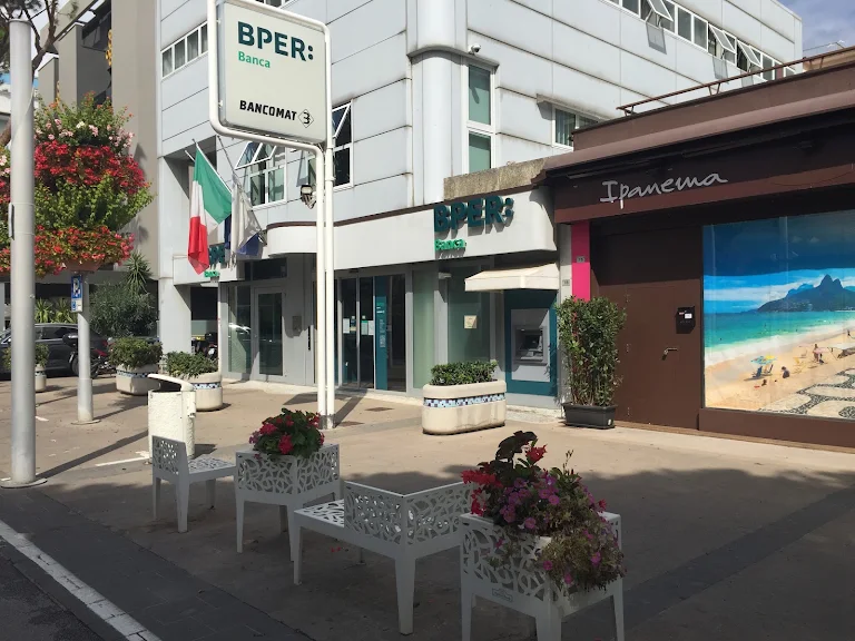 Riccione, assalto alla Bper: banditi in tuta da imbianchino svaligiano l’istituto