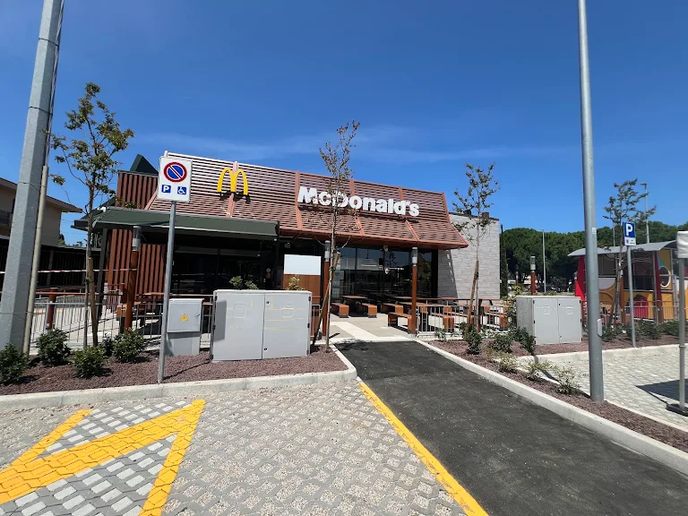 Riccione, l’assedio di San Lorenzo: i residenti si mobilitano contro il fast food