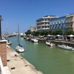 Dramma al porto di Cattolica: fa finire l’auto in acqua e fugge, la compagna finisce in ospedale