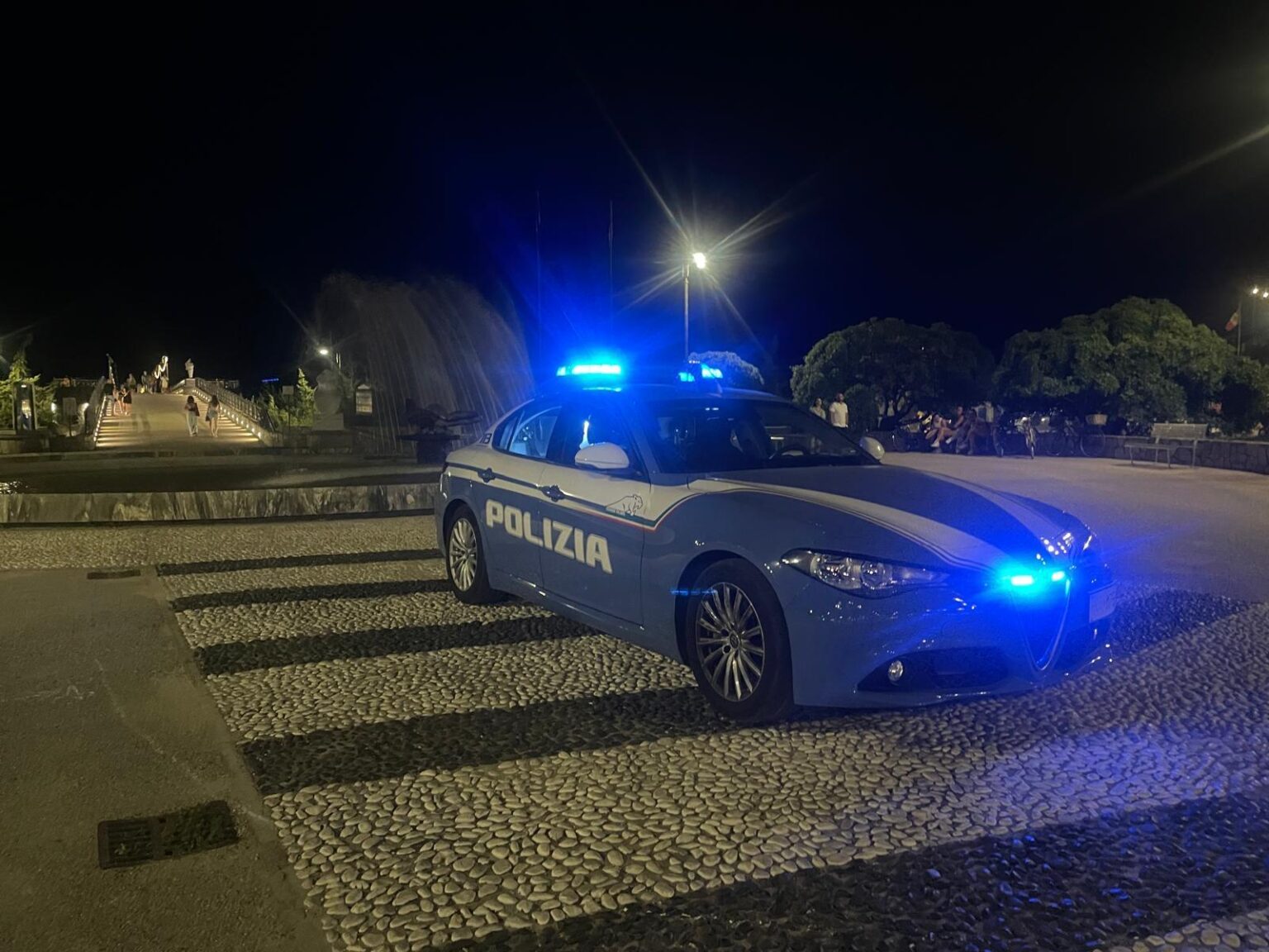 Torre Pedrera: aggredisce bagnino e cittadini per scappare col bottino, scatta l’arresto