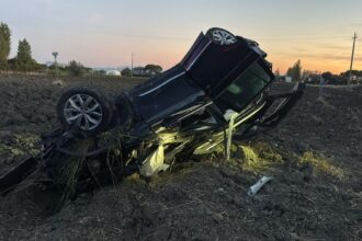 Dramma sulla Statale 16: auto si ribalta, giovane in ospedale