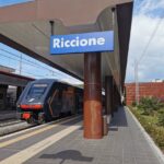 Riccione, circolazione ferroviaria in tilt: tragico impatto sui binari