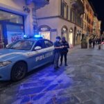 Furia nel cuore di Rimini: scaglia pietre contro i negozi a torso nudo