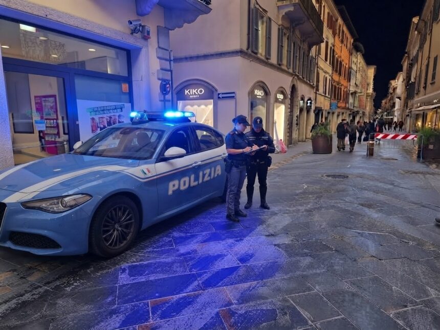 Furia nel cuore di Rimini: scaglia pietre contro i negozi a torso nudo