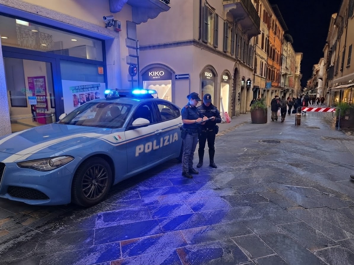 Furia nel cuore di Rimini: scaglia pietre contro i negozi a torso nudo