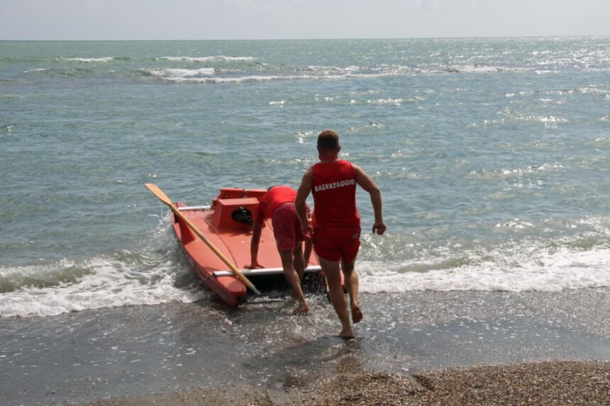 Emergenza a Rivabella: ottantenne soccorsa in mare