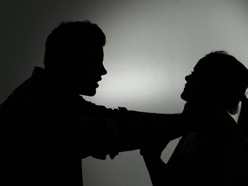 Terrore tra le mura domestiche: impugna un coccio di vetro contro la consorte, rinviato a giudizio 57enne